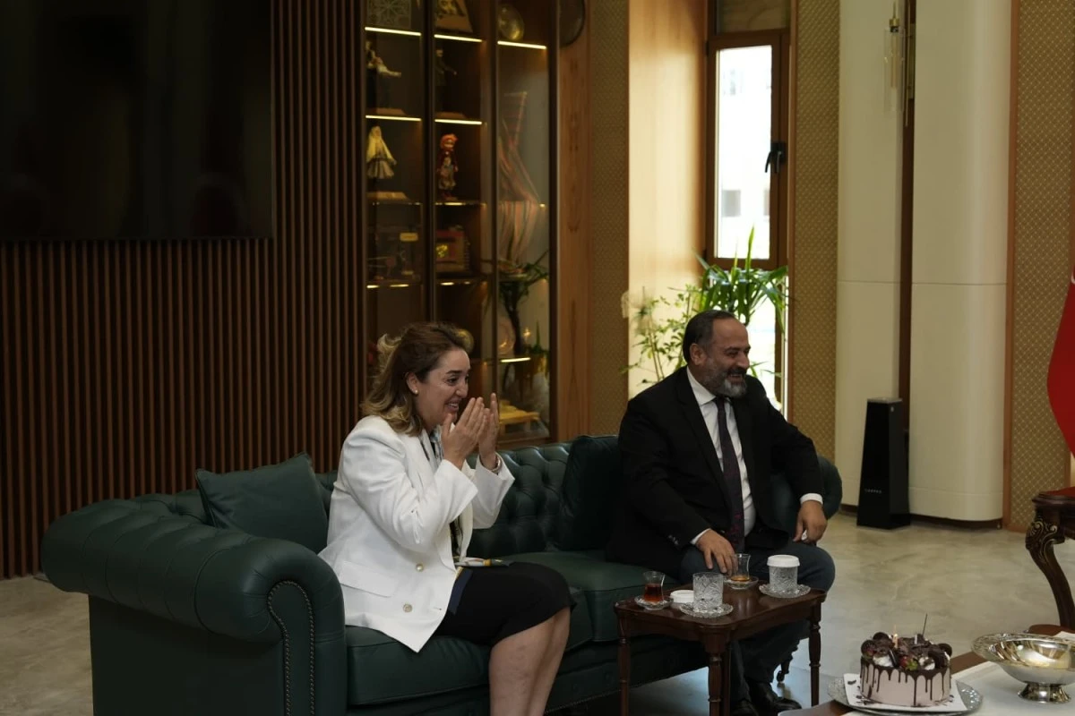 زيارة تهنئة من جمعية صحافة غازي عنتاب إلى الوالي كمال تشيبَر