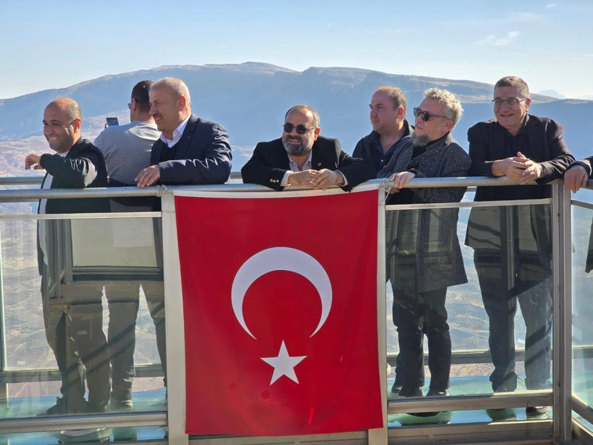 الصحفيون ينطلقون في رحلة عبر تاريخ وعِلم سِيرت