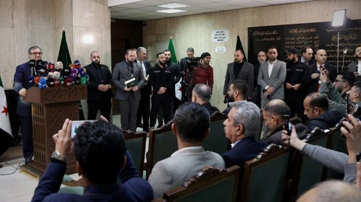 حاكم المصرف المركزي بسوريا يعلن إطلاق العملة الجديدة