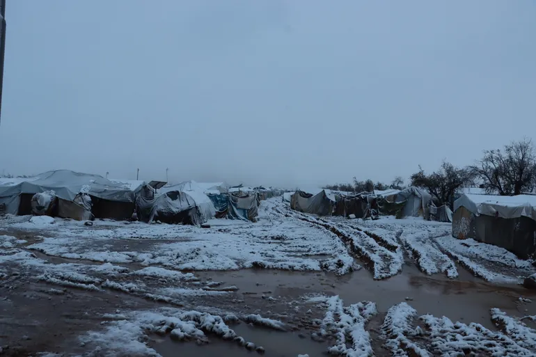 عاصفة ثلجية تقطع الطرقات وتعزل مناطق المخيمات بريف عفرين شمالي حلب