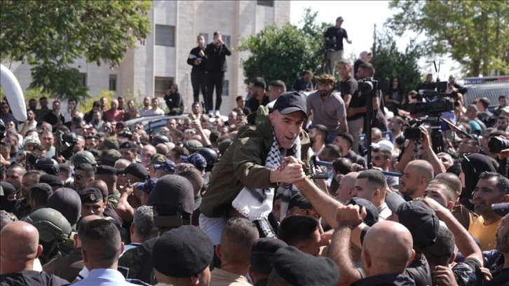 وصول أسرى فلسطينيين من سجن &quot;عوفر&quot; الإسرائيلي إلى رام الله