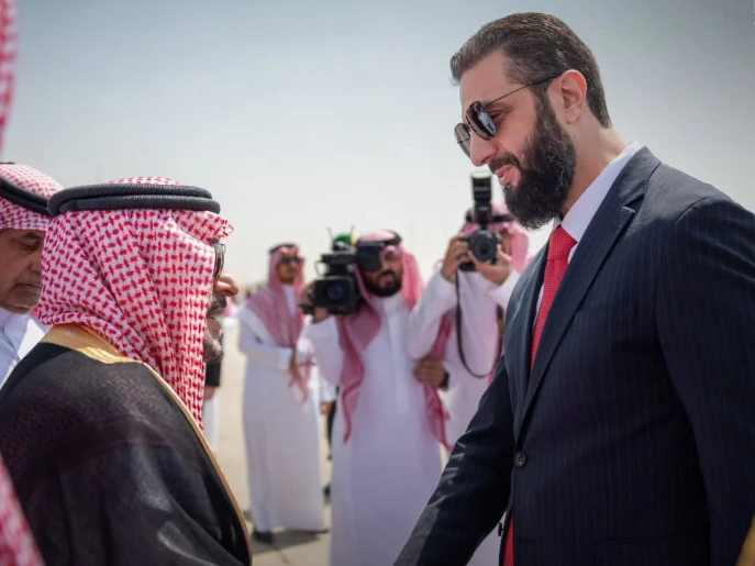 الرئيس أحمد الشرع يصل إلى الرياض في زيارة رسمية للقاء ولي العهد السعودي