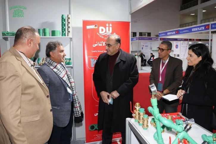 ممثلواغرفة تجارة دمشق خلال جولتهما بمعرض بيلدكس 