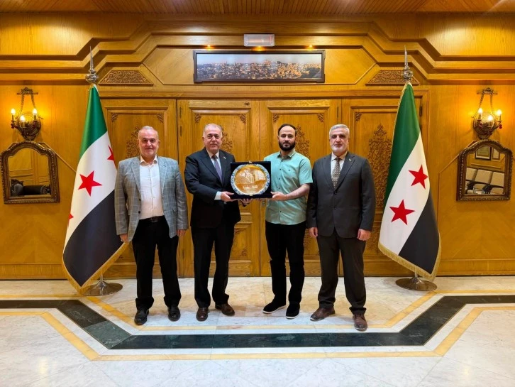 محافظ حلب يكرّم العقيد عبد الجبار العكيدي بدرع "الوفاء لحلب" تقديراً لجهوده خلال الثورة السورية