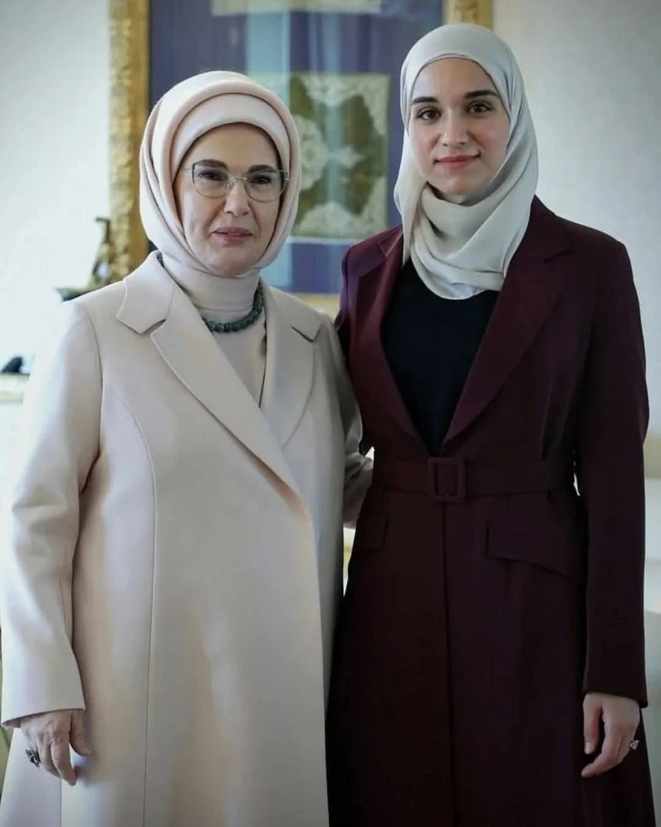 السيدة لطيفة الدروبي والسيدة أمينة اردوغان في قمة اسطنبول  