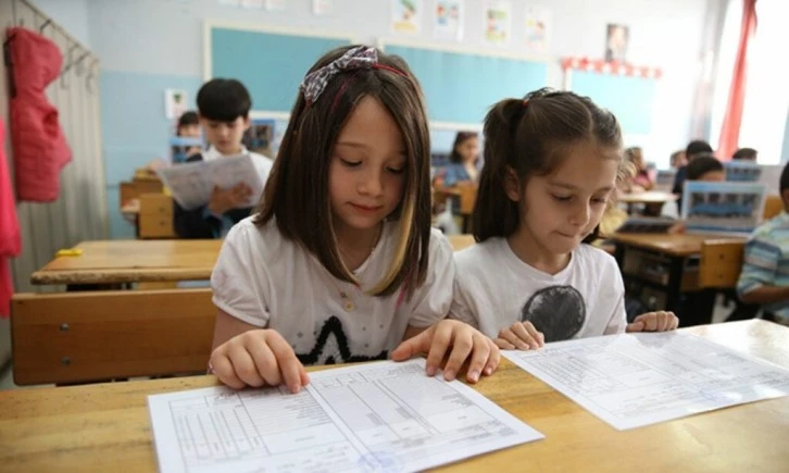 التربية التركية تمنع فرض رسوم التسجيل والتبرعات على الطلاب في المدارس الحكومية