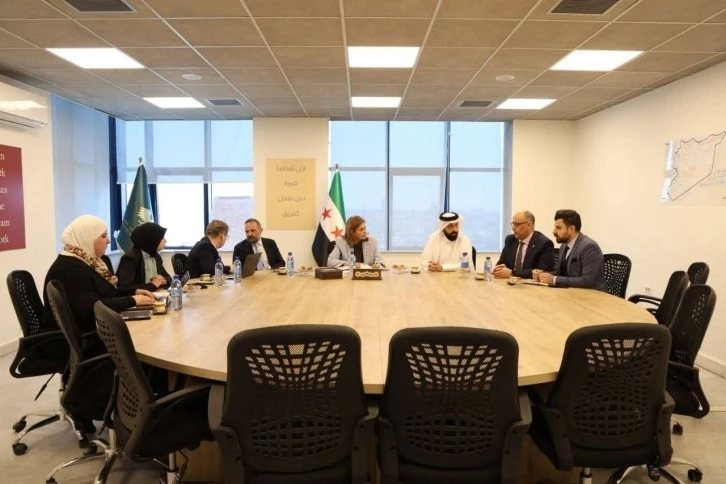 وزيرة الشؤون الاجتماعية والعمل تلتقي مع نائب رئيس جمعية قطر الخيرية 