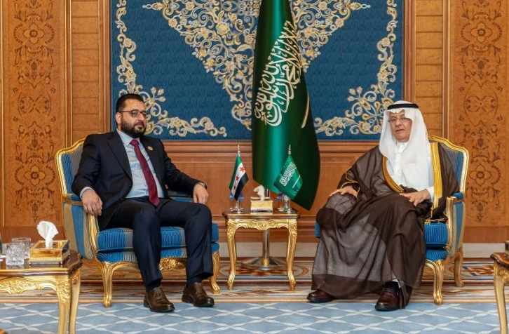وزير الزراعة يلتقي نظيره السعودي في جدة يبحثان تعزيز التعاون الزراعي والمائي 