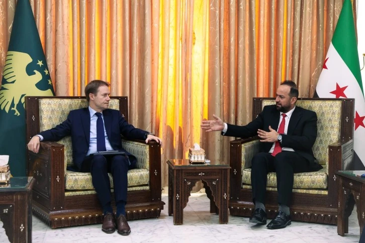 وزير الإعلام الدكتور حمزة المصطفى يبحث مع السفير الفرنسي سبل التعاون الثنائي بمجال الإعلام