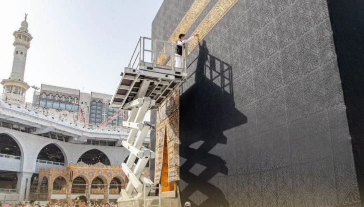 الكعبة المشرفة تتزين بكسوتها الجديدة استعداداً لشهر رمضان المبارك