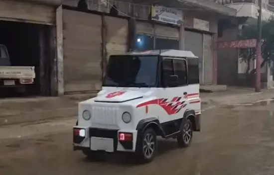 الإعلام التركي يحتفي بمواطن سوري اخترع سيارة كهربائية في إدلب