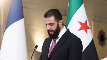 الشرع: ماكرون أصر على زيارة دمشق رغم التفجير.. وهناك من يتضرر من نجاح سوريا