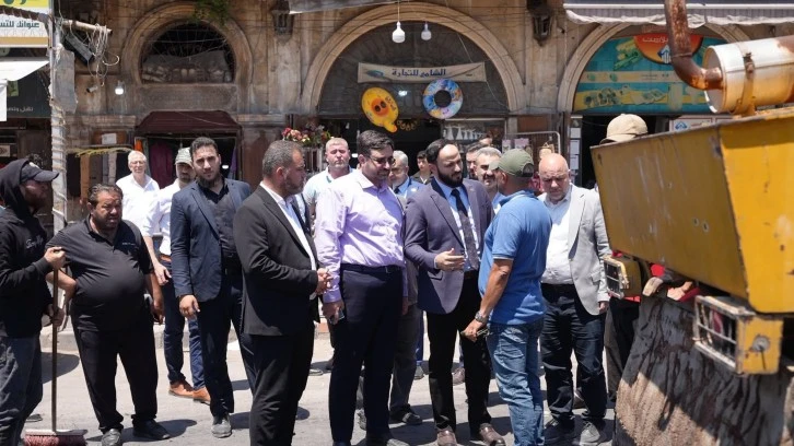 محافظ حلب المهندس عزام الغريب يتفقد اعمال التزفيت في احياء حلب