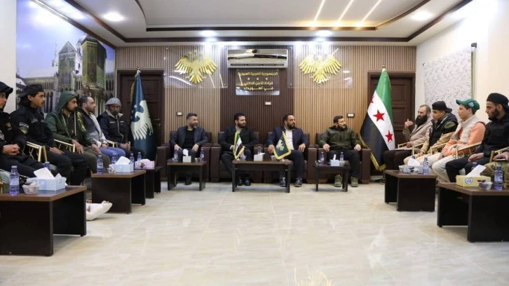 وزير الداخلية يشارك المفرج عنهم بالسويداء مأدبة الافطار 