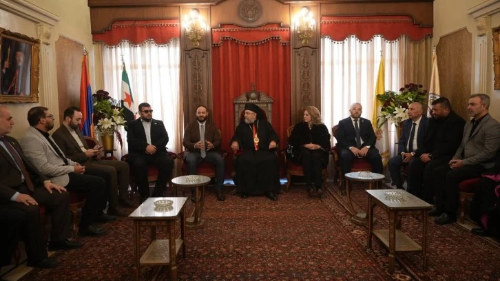 محافظ حلب يقدم التهاني والتبريكات بعيد الميلاد المجيد 