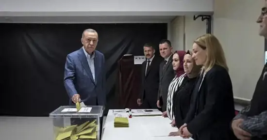 الرئيس رجب طيب أردوغان وزوجته يدليان بصوتهما في الانتخابات التركية