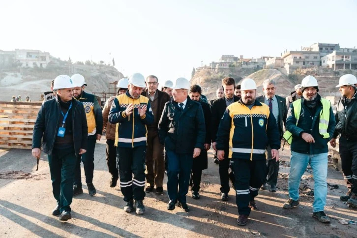 الدكتور يعرب بدر وزير النقل يطلع على إعادة تأهيل جسر الرستن 