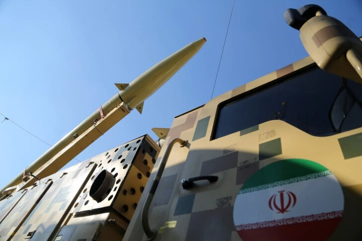الحرس الثوري الإيراني يعلن استهداف ناقلة نفط وقواعد أمريكية بالكويت والبحرين