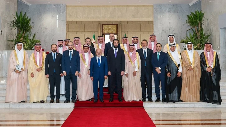 الرئيس احمد الشرع يستقبل رئيس مجلس الأعمال السعودي السوري
