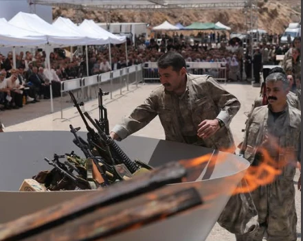 في خطوة تاريخية: مجموعة من &quot;PKK&quot; تحرق أسلحتها إيذانًا ببدء مرحلة جديدة من السلام