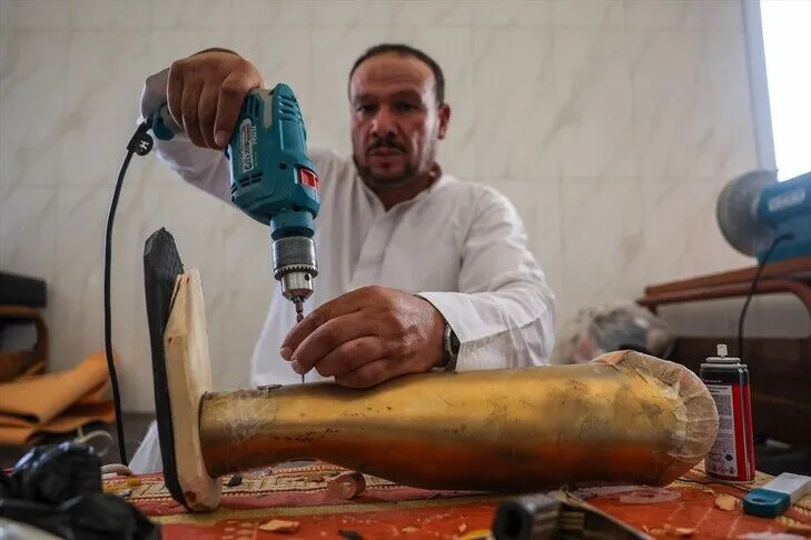 الابتلاء مصدر العطاء.. سوري فقد ساقه فصنع أطرافا لنفسه ولآخرين