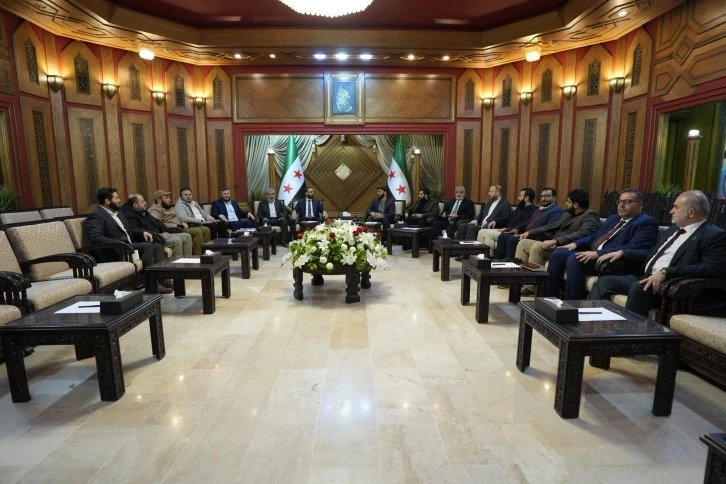 محافظ حلب يبحث مع المبعوث الرئاسي عودة المهجرين إلى عفرين وعين العرب 