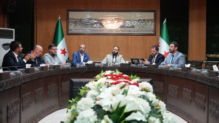 محافظ حلب يوجّه بتسريع تنفيذ المشاريع الاستثمارية ودعم بيئة العمل