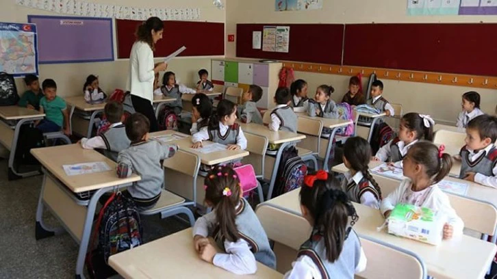 التلاميذ ثلاث ولايات تركية تعرضت للزلزال يرجعون الى مقاعد الدراسة 