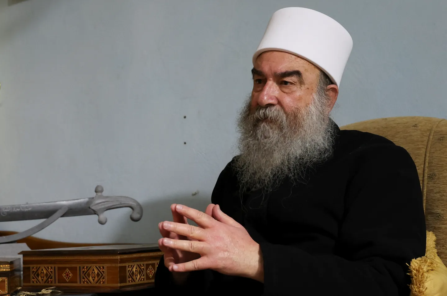 سوريا.. الهجري يشكّل فصيلاً مسلحاً في السويداء والبلعوس يعتبره &quot;نسخة من الحرس الثوري الإيراني&quot;