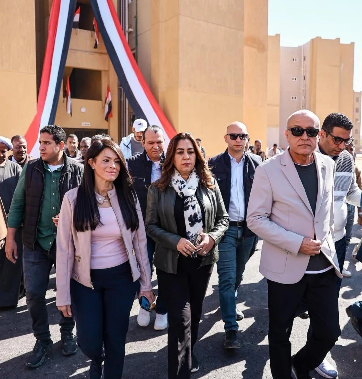 وزيرا التخطيط والتنمية المحلية ومحافظ الأقصر تسليم مائة  وحدة سكنية 