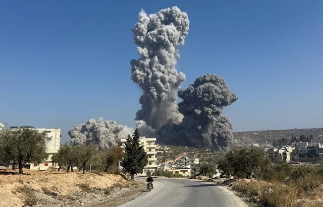 انفجار جديد لمستودع ذخيرة يوقع ضحايا في كفرتخاريم بإدلب 