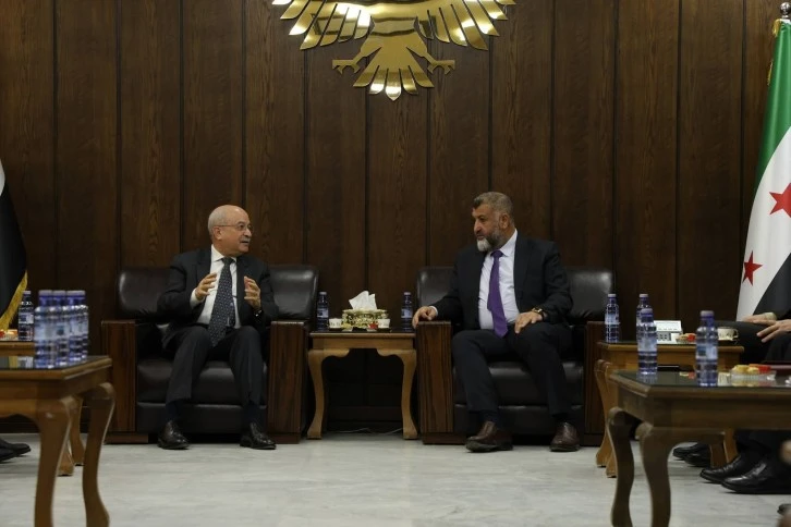 وزير النقل خطط لتطوير الطرق البنية التحتية وحلول إسعافية 