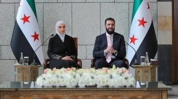 الرئيس احمد الشرع والسيدة عقيلته يستقبل عدد من السيدات السوريات