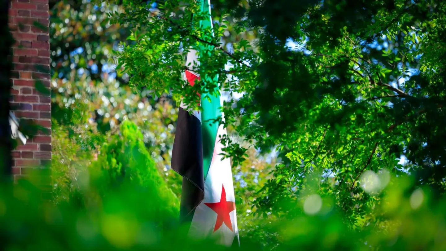 الشيباني يرفع العلم السوري في مبنى سفارة بلاده بالعاصمة واشنطن