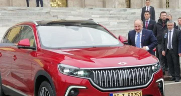 وزير الصناعة والتكنولوجيا يحضر إلى البرلمان مستقلاً سيارة توغ المحلية