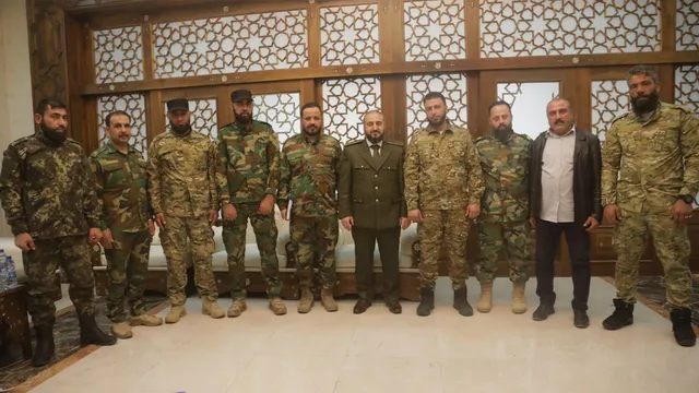 &quot;وزارة الدفاع&quot; تبدأ توزيع المناصب العسكرية وفق الهيكلة الجديدة وتواصل حل الفصائل