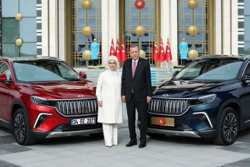 الرئيس التركي يتسلم أول سيارة كهربائية محلية من طراز توغ