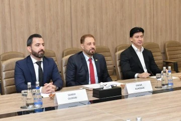 رئيس هيئة الطيران المدني يجتمع في العاصمة الأذربيجانية باكو 