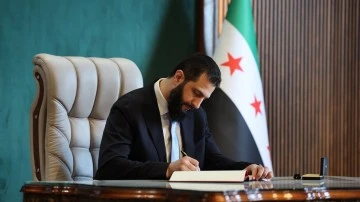 فخامة الرئيس احمد الشرع رئيس الجمهورية العربية السورية دون رسالة في سجل الزوار دوار برج القلعة بحلب 