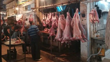 دون أي رقابة من حكومة النظام.. انتشار اللحوم “الفاسدة” في أسواق دمشق  