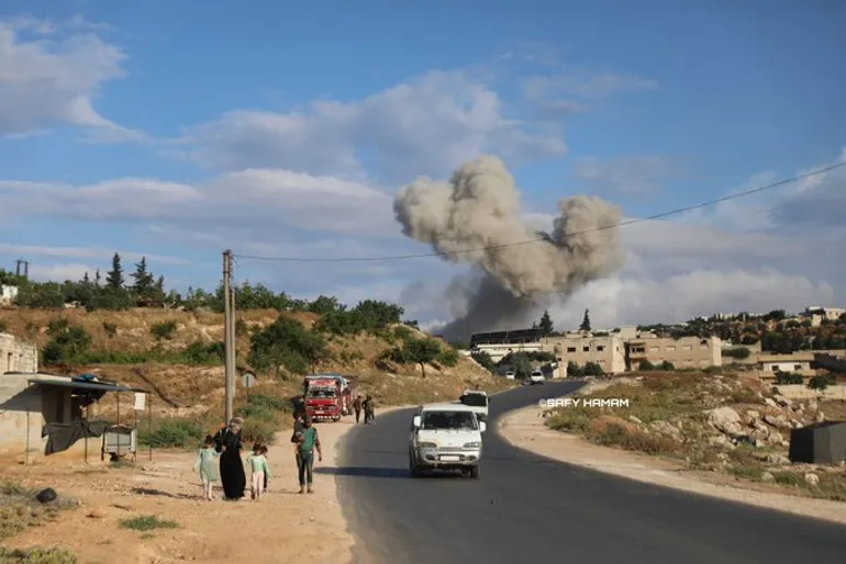 طيران روسيا يُجدد غاراته ويستهدف مزارع مدنية غربي مدينة إدلب