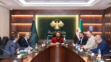 وزير الزراعة يبحث مع وفد فرانكفورت سكول سبل دعم وتمويل المزارعين