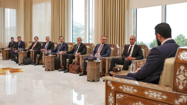الشرع يلتقي وفدًا كويتيًا من رجال الأعمال.. هل تدخل &quot;زين&quot; سوق سوريا؟
