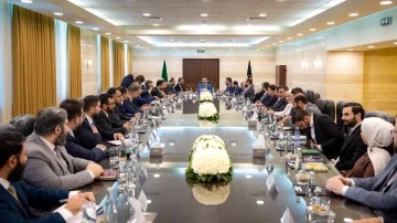 وزير الخارجية والمغتربين يترأس اجتماعا موسعا لإدارات الوزارة 
