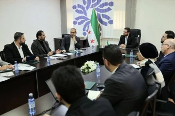 وزير التنمية الإدارية يعقد اجتماعا للجنة الإمداد التوريد