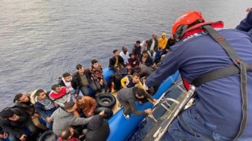 إنقاذ 75 مهاجرا غير نظامي قبالة سواحل كوشاداسي بولاية آيدن التركية