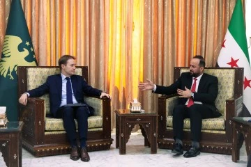 وزير الإعلام الدكتور حمزة المصطفى يبحث مع السفير الفرنسي سبل التعاون الثنائي بمجال الإعلام