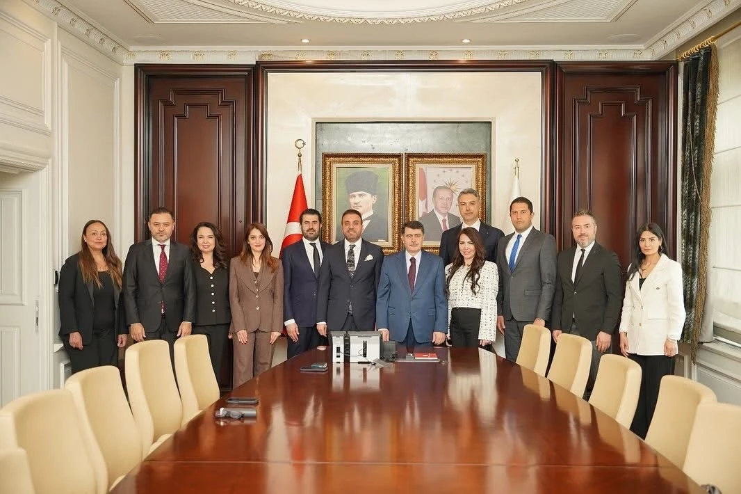 وفد TÜMGİŞ برئاسة Şanser Kadooğlu يزور والي أنقرة Vasip Şahin