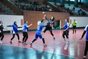 منافسات قوية في دوري امل الإناث بكرة اليد في صالة الجلاء الرياضية 