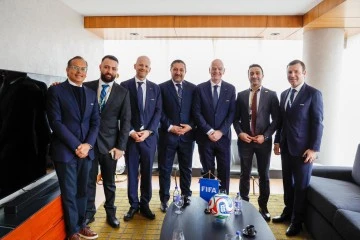 رئيس اتحاد الدولي لكرة القدم يعقد اجتماعا مع وفد الاتحاد السوري لكرة القدم 